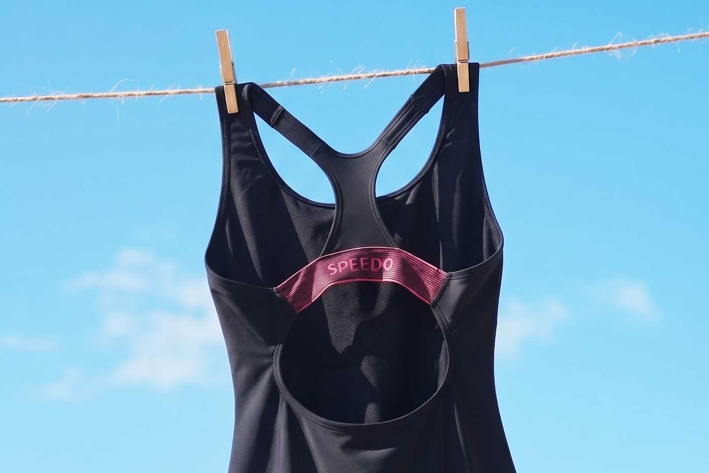 Speedo Badeanzug auf der Wäscheleine