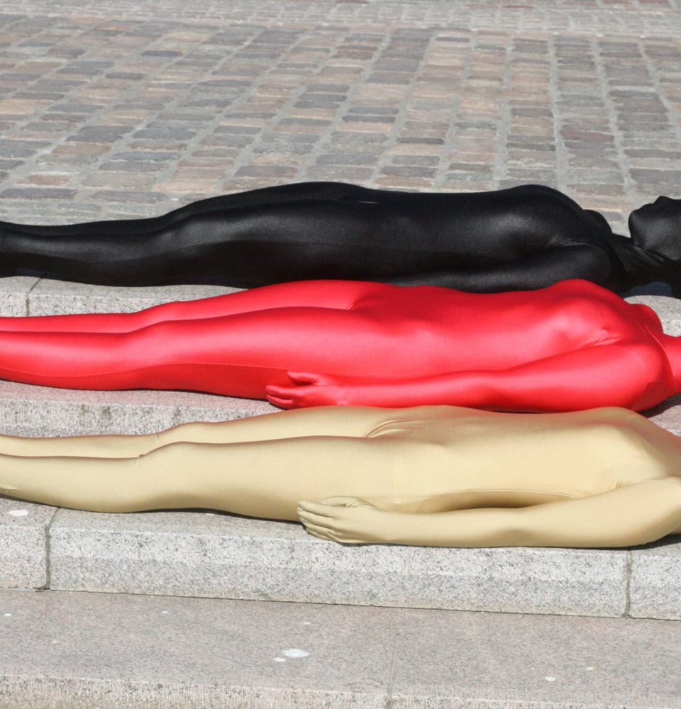 lebendige Flagge liegend auf Treppe