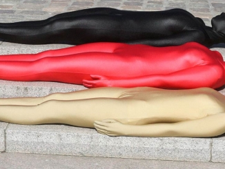 lebendige Flagge liegend auf Treppe