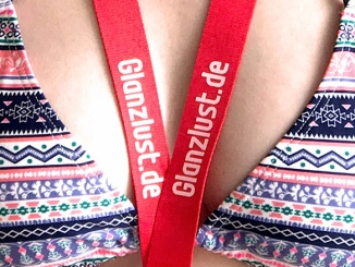Katy im Bikini mit Lanyard