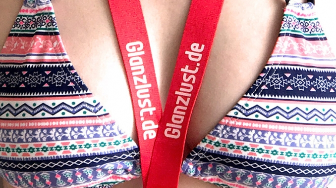 katy-bikini-lanyard Katy im Bikini mit Lanyard