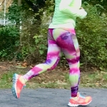 Frauen in Leggings auf der Strasse