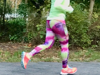 Frauen in Leggings auf der Strasse