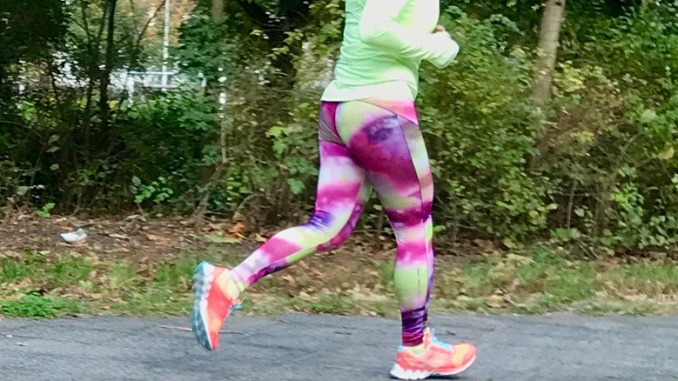 frauen_in_leggings_auf_der_strasse Frauen in Leggings auf der Strasse