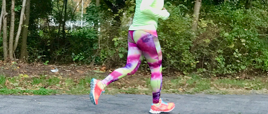 Frauen in Leggings auf der Strasse