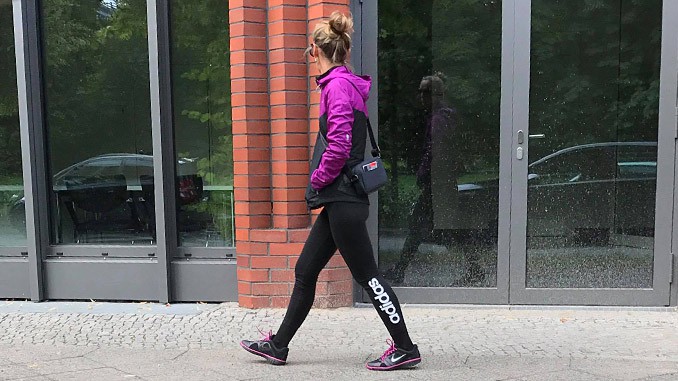Adidas Leggings auf der Strasse in Berlin