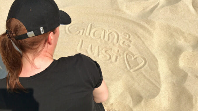 glanzlust_katy-glossy_strand1 Katy Glossy Glanzlust Schrift im Sand geschrieben
