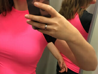 katy O'neill Shirt Anprobe