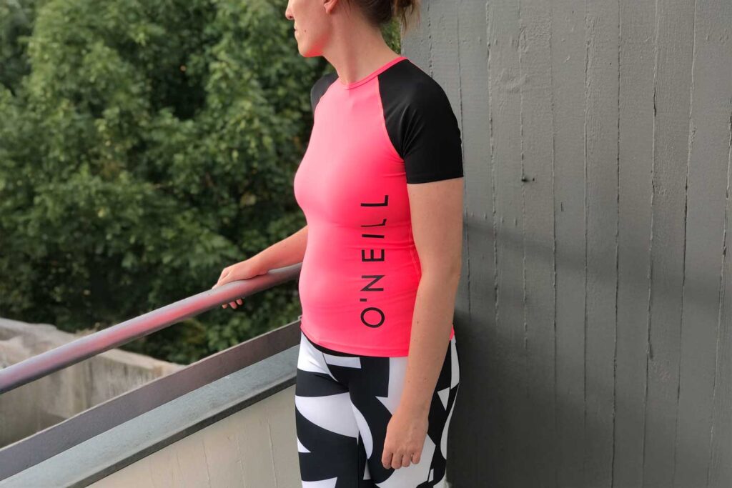 katy im O'neill Shirt auf dem Balkon