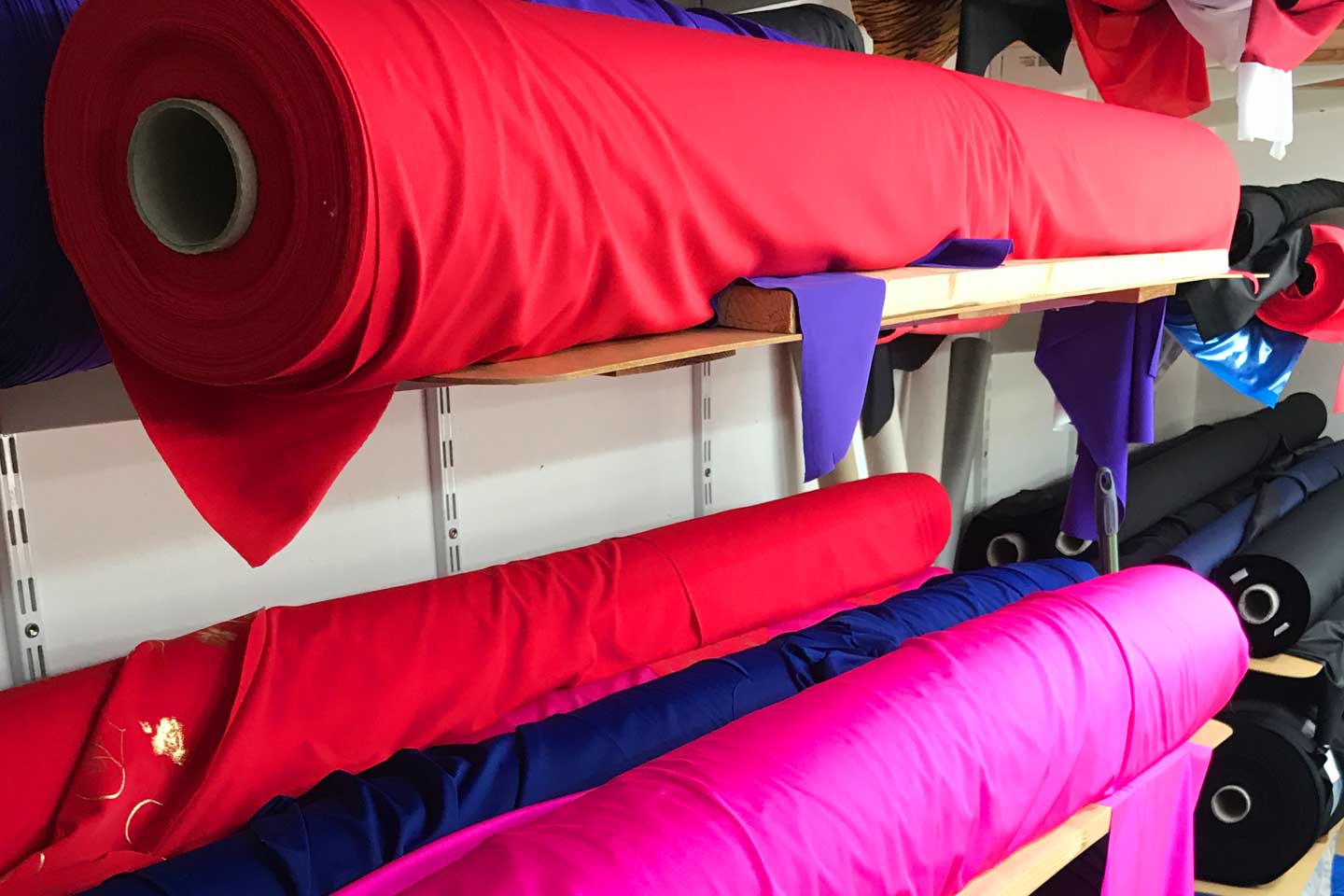 verschiedene Spandex und Lycra Stoffrollen in bunten Farben