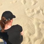 Katy Glossy Glanzlust Schrift im Sand geschrieben