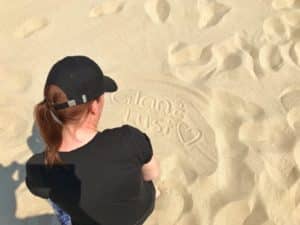 Katy Glossy Glanzlust Schrift im Sand geschrieben