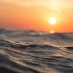 Wasser mit Sonne im Hintergrund