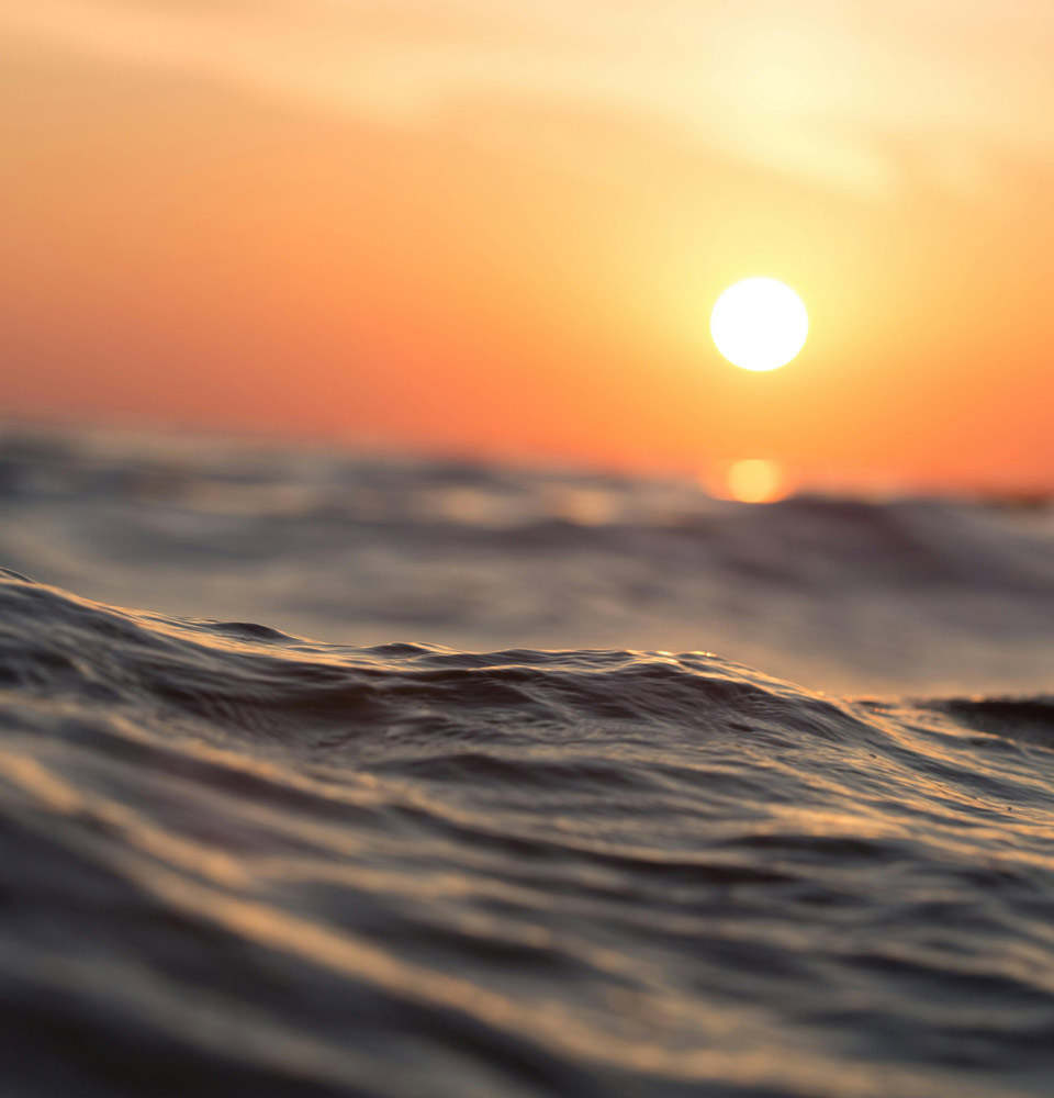 Wasser mit Sonne im Hintergrund