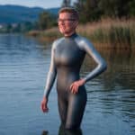Sabine im Wasser stehend mit einer Hand an der Hüfte