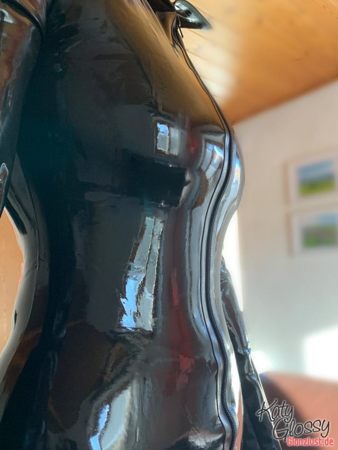 begloss Katy im Latexkleid Shiluette