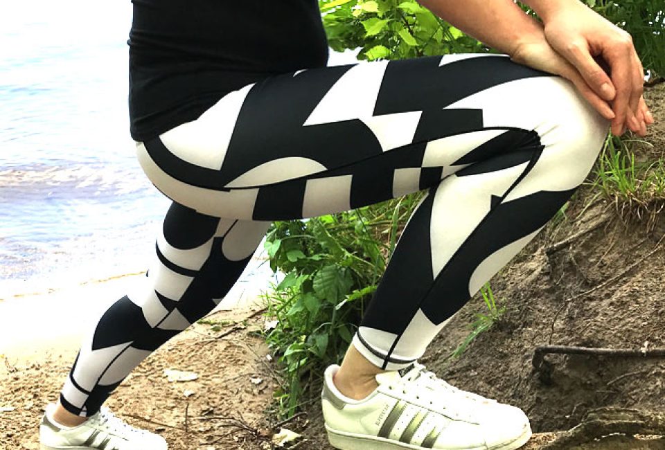 Katy in Adidas Leggings am See