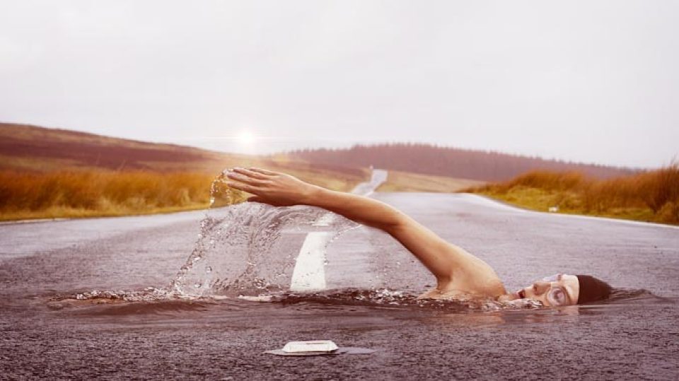Bildmontage Schwimmer in Strasse