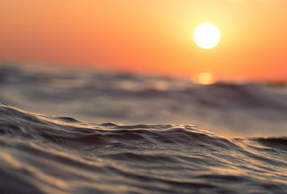 Wasser mit Sonne im Hintergrund